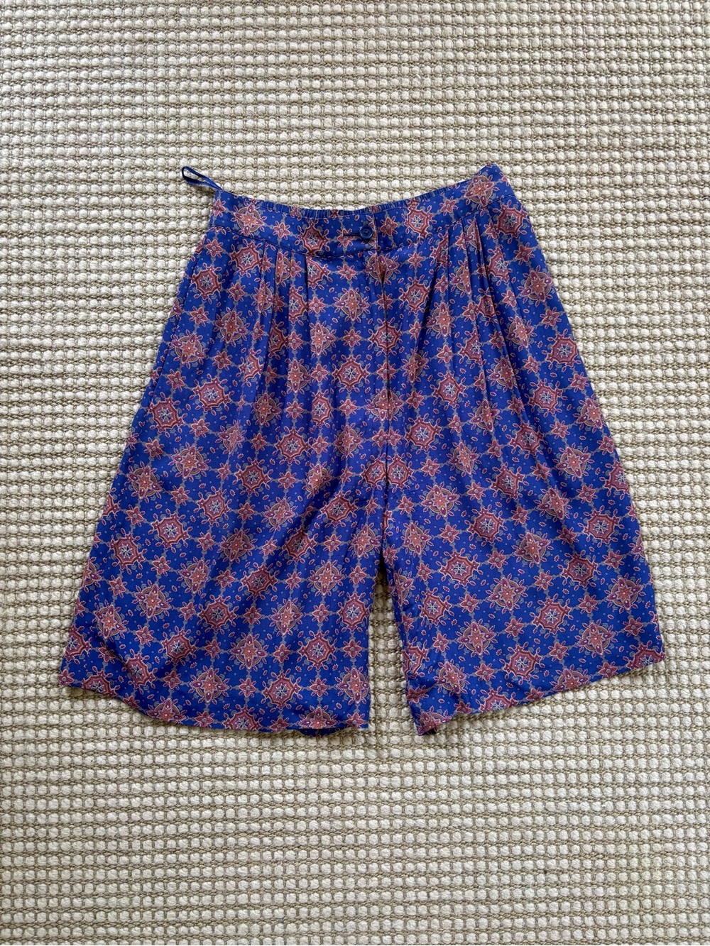 Liz Claiborne Collection Blue Medallion Print Pleated Rayon Shorts Size 6
